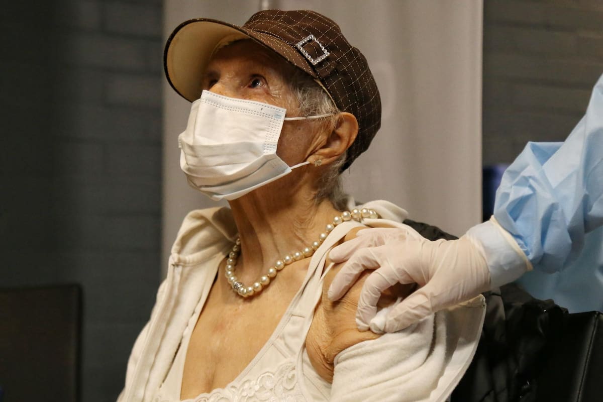 Este martes el Gobierno Nacional presentó los resultados de la efectividad lograda con la vacunación contra el COVID-19 en adultos mayores en Colombia y sus principales impactos en salud pública. (FOTO/Colprensa)