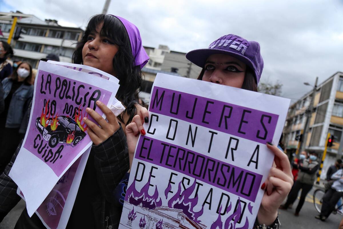 Mujeres se manifiestan en rechazo a los abusos de género por parte de la fuerza pública en el marco del paro nacional.