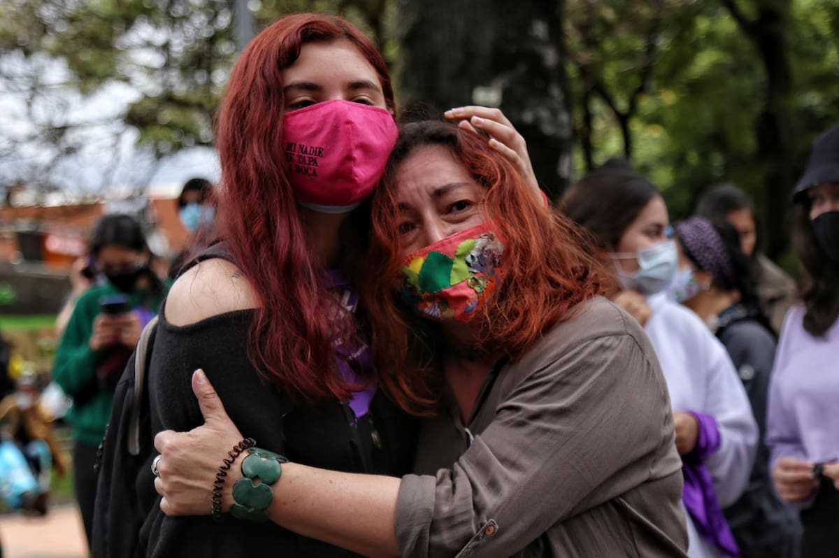 Mujeres se manifiestan en rechazo a los abusos de género por parte de la fuerza pública en el marco del paro nacional.