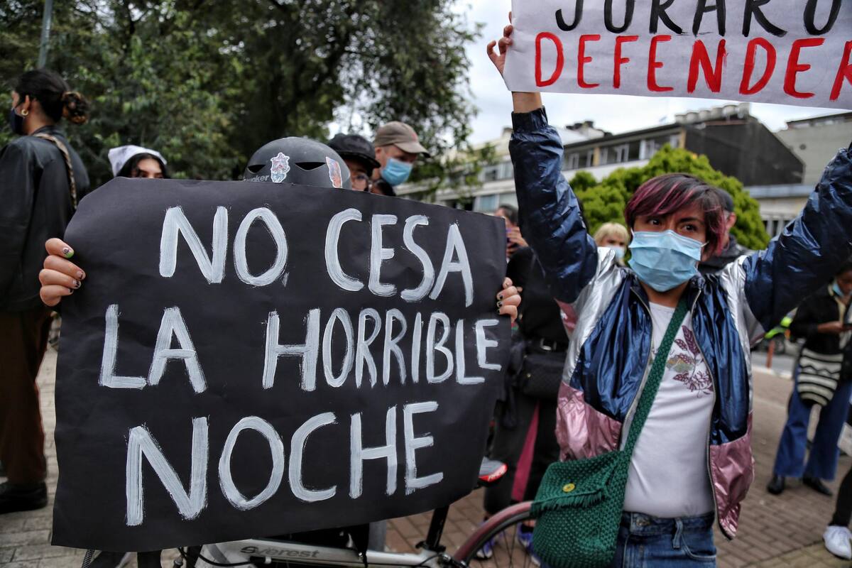 Mujeres se manifiestan en rechazo a los abusos de género por parte de la fuerza pública en el marco del paro nacional.