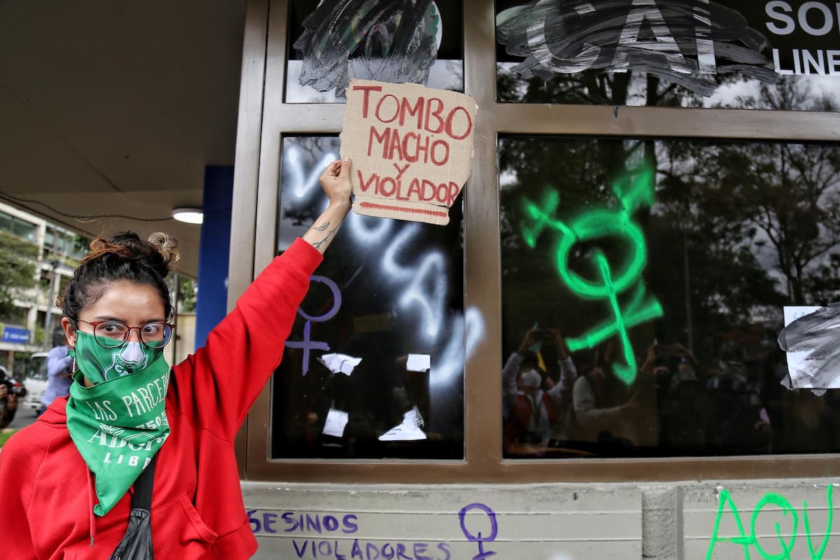 Mujeres se manifiestan en rechazo a los abusos de género por parte de la fuerza pública en el marco del paro nacional.