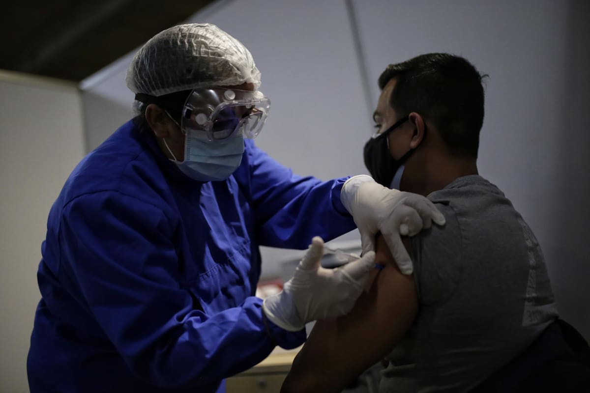 Según informó el gobernador de Santander, Mauricio Aguilar, 78.390 dosis de la farmacéutica Pfizer para la vacunación contra el COVID-19 fueron recibidas en la tarde de este sábado 19 de junio. Sergio Acero / Sergio Acero