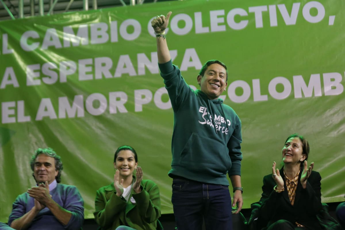 El exgobernador de Boyacá, Carlos Amaya fue proclamado como candidato de un sector de la Alianza Verde, quien irá a la consulta interpartidista de la Coalición Centro Esperanza. En el evento asistieron los demás precandidatos. La líder Ingrid Betancourt además le dio aval a Amaya. (Colprensa-Sergio Acero)