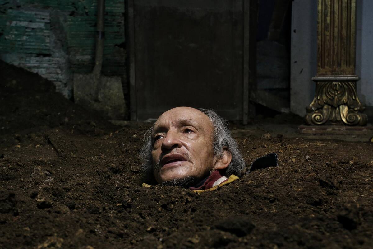 BOGOTÁ. Mayo 24 de 2022. Luis Miguel López de 74 años de edad se enterró dentro de su casa como forma de protesta para pedir ayudas económicas y asistencia al gobierno no solo para él sino para todos los adultos mayores del barrio Tocaimita en la Localidad de Usme. (Colprensa - Camila Díaz)