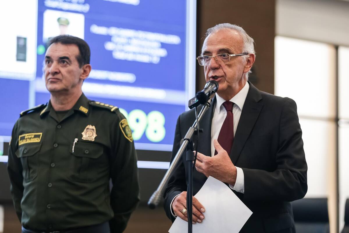 El ministro de Defensa, Iván Velázquez, y el director general de la Policía Nacional, William Salamanca, participan de una rueda de prensa para informar sobre el Plan de Democracia Institucional para garantizar las votaciones territoriales que se llevarán este 29 de octubre.(Foto: Colprensa /VANGUARDIA)