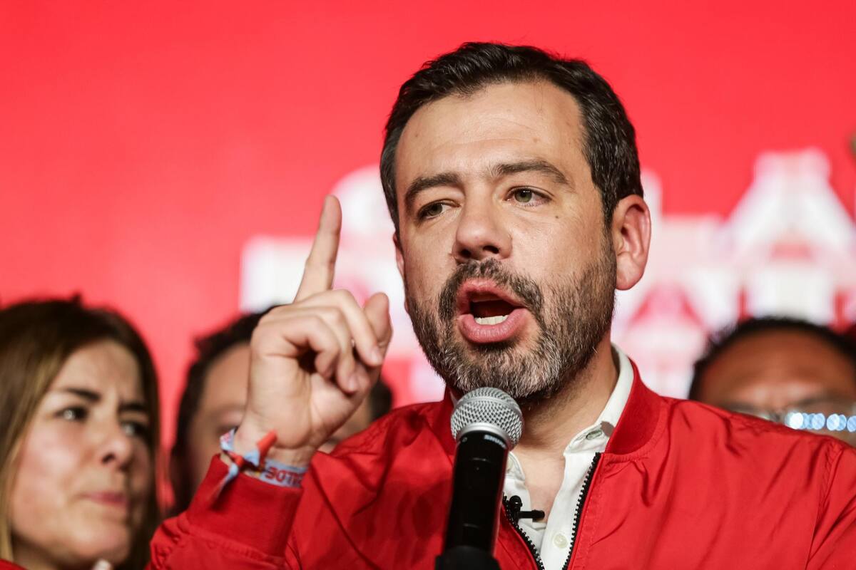 El alcalde electo de Bogotá, Carlos Fernando Galán, da un discurso en el cierre de su jornada electoral. (Colprensa /Vanguardia)
