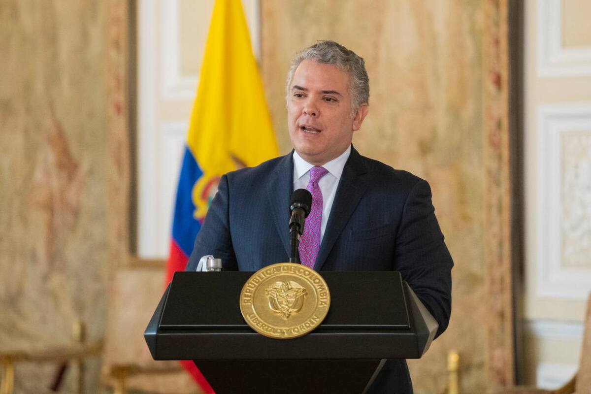 BOGOTÁ, 24 de junio de 2020. El Presidente Iván Duque en la firma del acta de inicio de las obras del Regiotram de Occidente.(Colprensa -Externos)