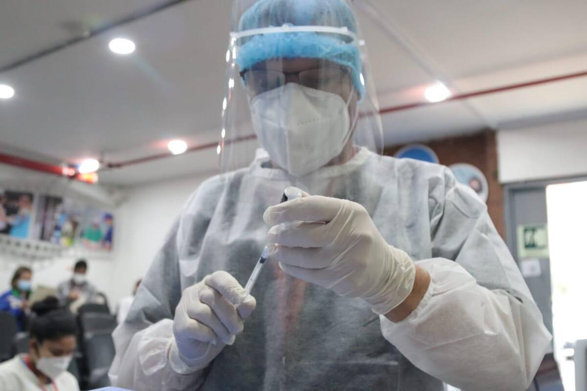 En el área metropolitana de Bucaramanga se ha presentado la dificultad para aplicar segundas dosis de algunas farmacéuticas a causa de la falta de las mismas. (FOTO/Colprensa)
