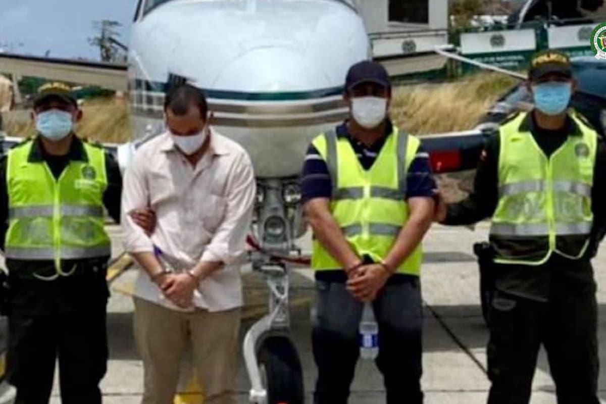 Ante un juez de control de garantías la Fiscalía presenta en audiencias concentradas a Juan Camilo Cadena Botero y Harold Darío Rivera Toleda, piloto y ayudante de carga, respectivamente, de una avioneta con matrícula privada en la que fue hallado un cargamento de clorhidrato de cocaína. Colprensa / Fiscalía General de la Nación