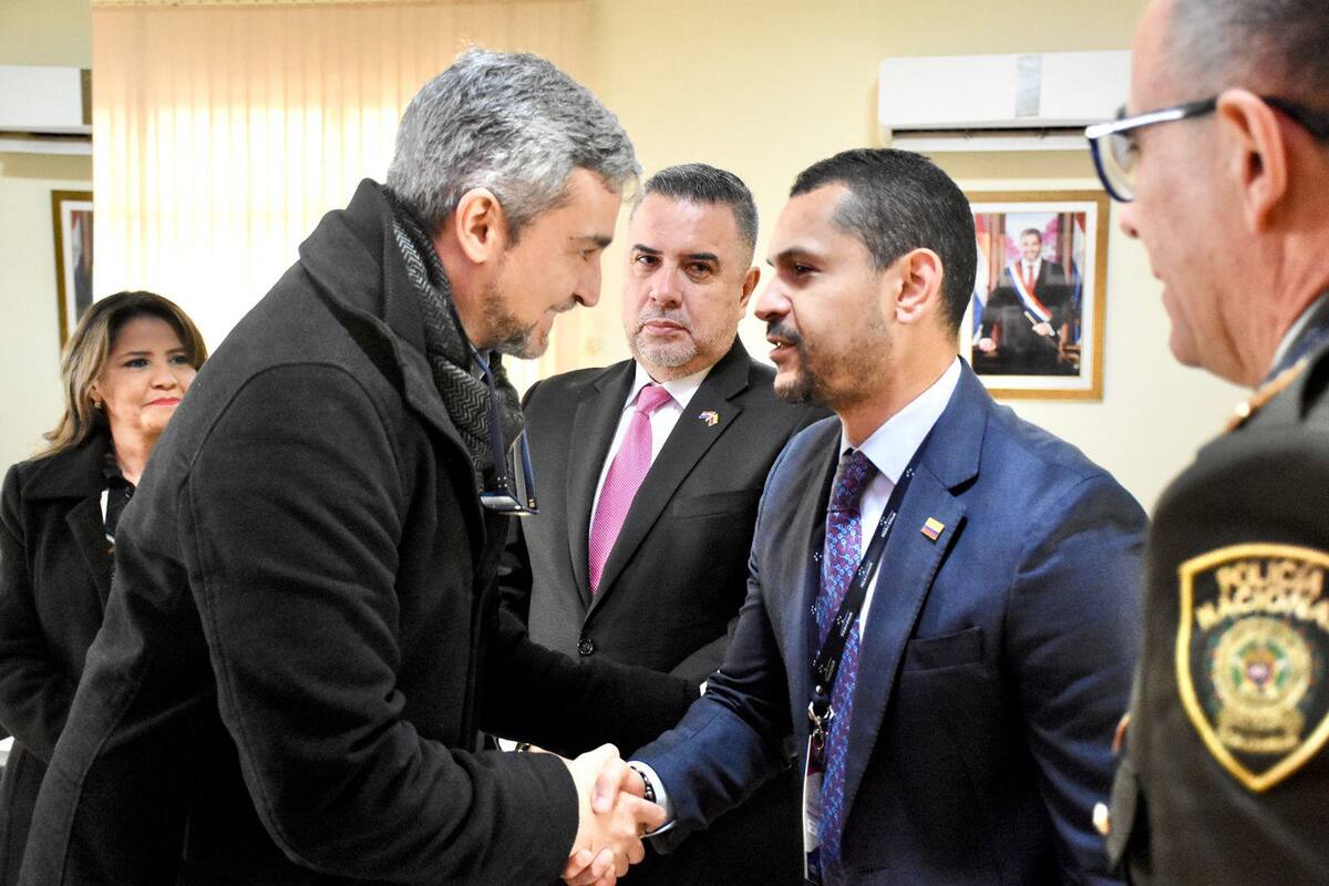 El presidente de Paraguay, Mario Abdo, con el ministro del Interior, Daniel Palacios y el general de la Policía, Jorge Luis Vargas. Colprensa / VANGUARDIA