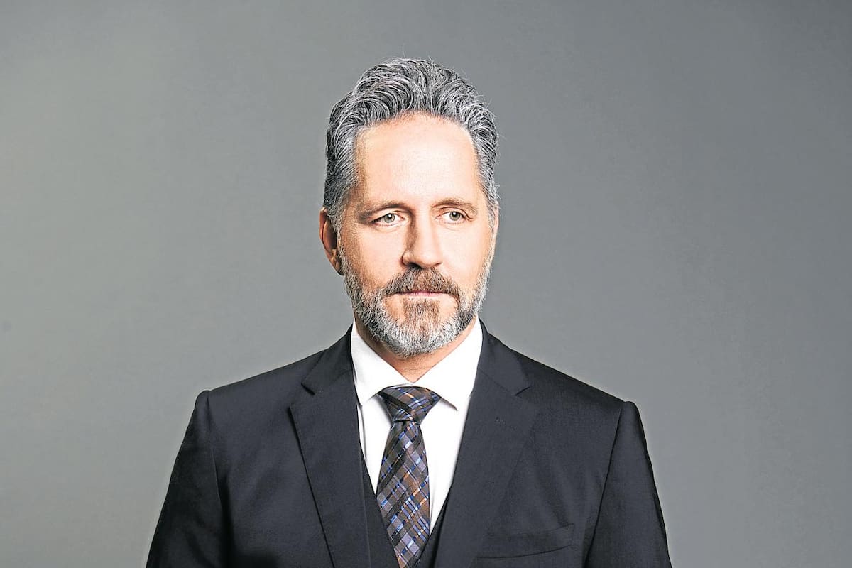 Joe Navarro, un agente de la DEA interpretado por Guy Ecker, quien es recordado por su participación en icónicas telenovelas mexicanas como “Café, con aroma de mujer”, “La mentira” y “Salomé”. Colprensa / VANGUARDIA
