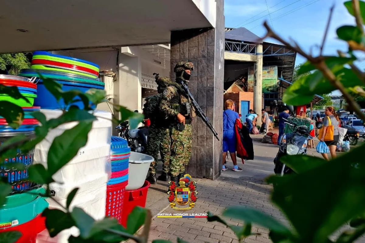 Soldados del Ejército y vehículos blindados comenzaron a desplegarse en distintos sectores de Cúcuta, tras la orden presidencial de militarizar temporalmente la ciudad. Foto de: X.