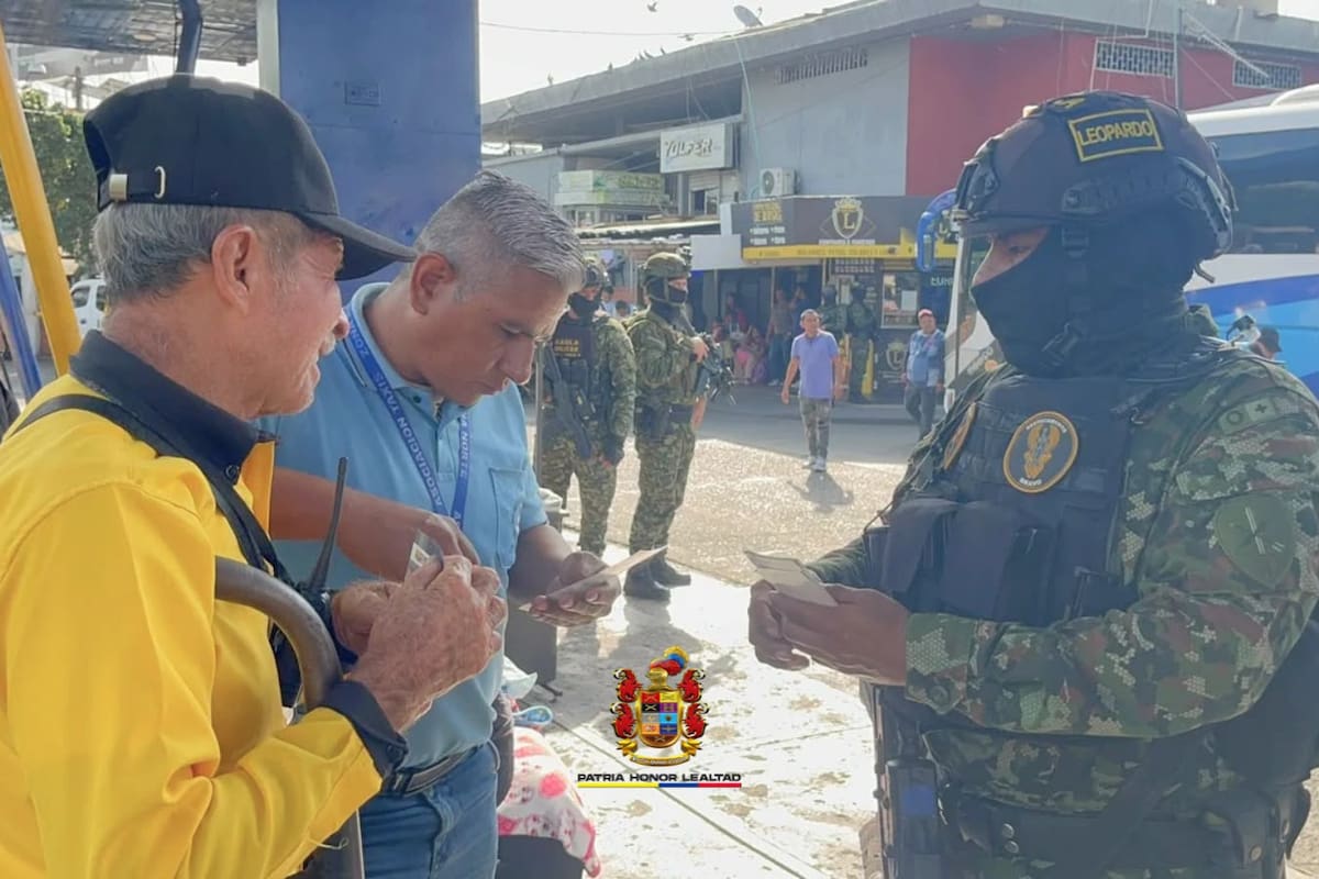 Soldados del Ejército y vehículos blindados comenzaron a desplegarse en distintos sectores de Cúcuta, tras la orden presidencial de militarizar temporalmente la ciudad. Foto de: X.
