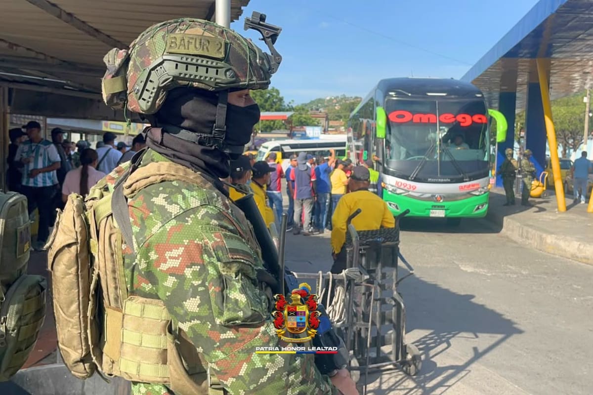 Soldados del Ejército y vehículos blindados comenzaron a desplegarse en distintos sectores de Cúcuta, tras la orden presidencial de militarizar temporalmente la ciudad. Foto de: X.
