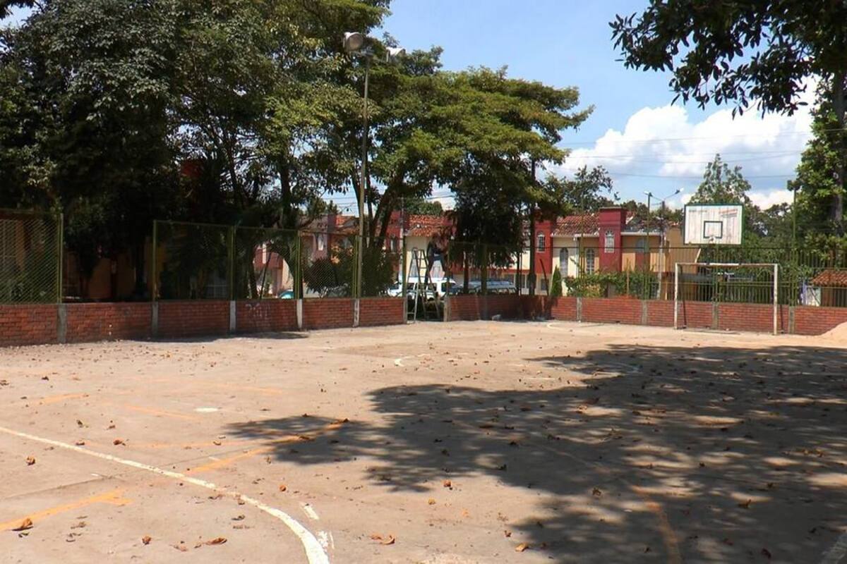 La cancha ha permanecido sin mantenimiento ni adecuaciones durante varios años, situación que se evidencia en su actual estado. En dos meses se espera que la imagen sea diferente. (Foto: Archivo / VANGUARDIA LIBERAL)