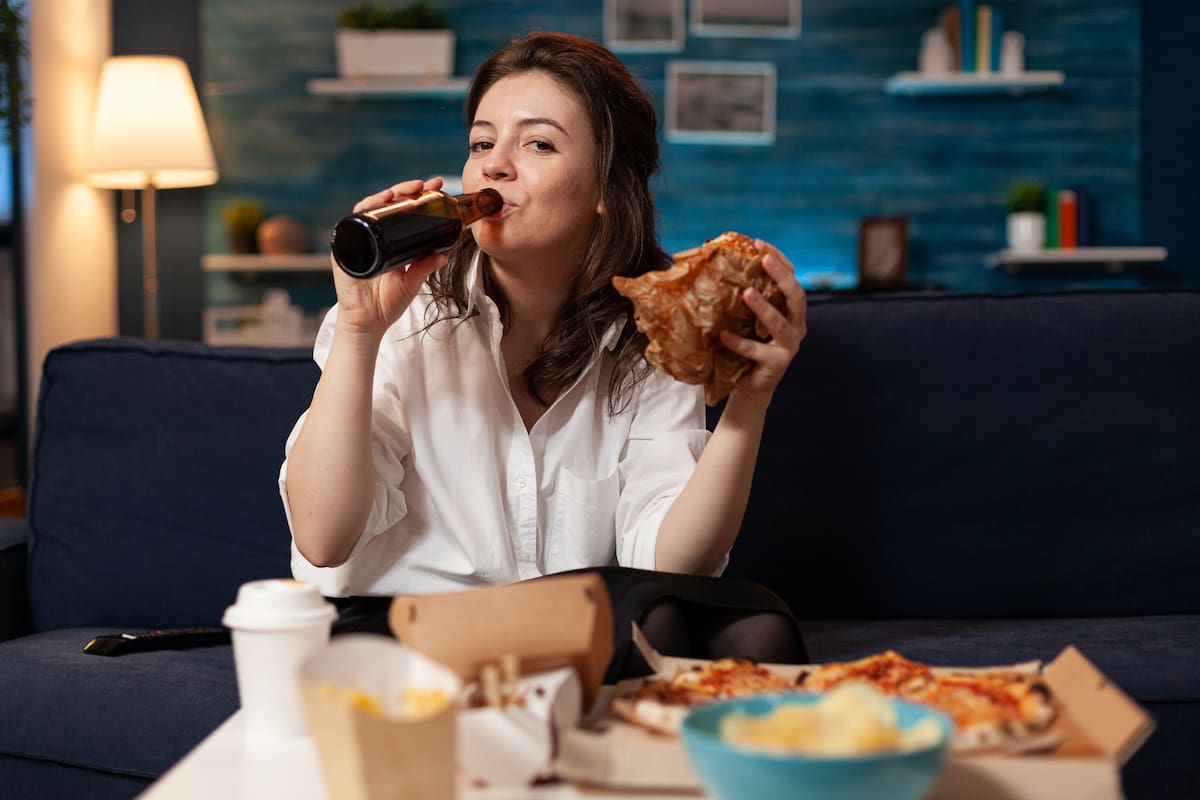 Tras periodos de excesos alimentarios intensos y festivos, la idea de “depurar” el organismo vuelve a instalarse en el debate público. Digestiones pesadas, cansancio persistente o alteraciones en la piel suelen interpretarse como señales de que el cuerpo necesita una limpieza interna.
