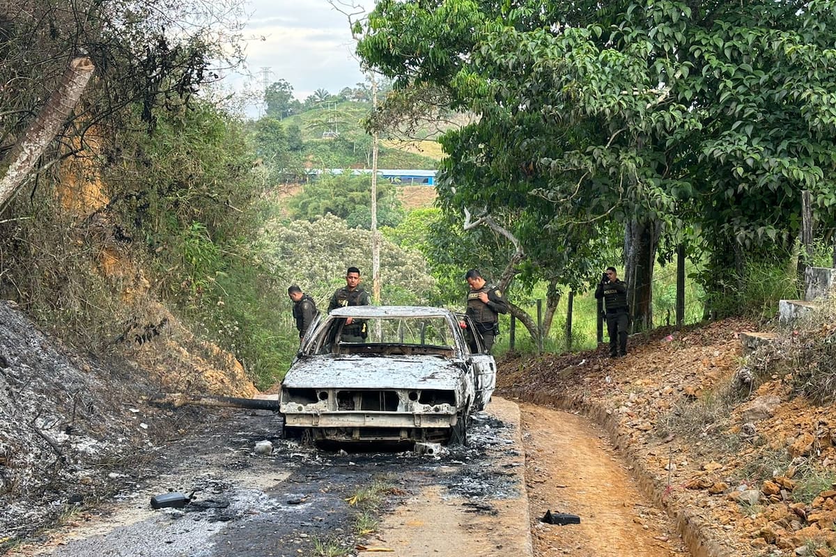 Así quedó el carro del comente tras ser incinerado por tres delincuentes en la vereda La Cuchilla de Lebrija.