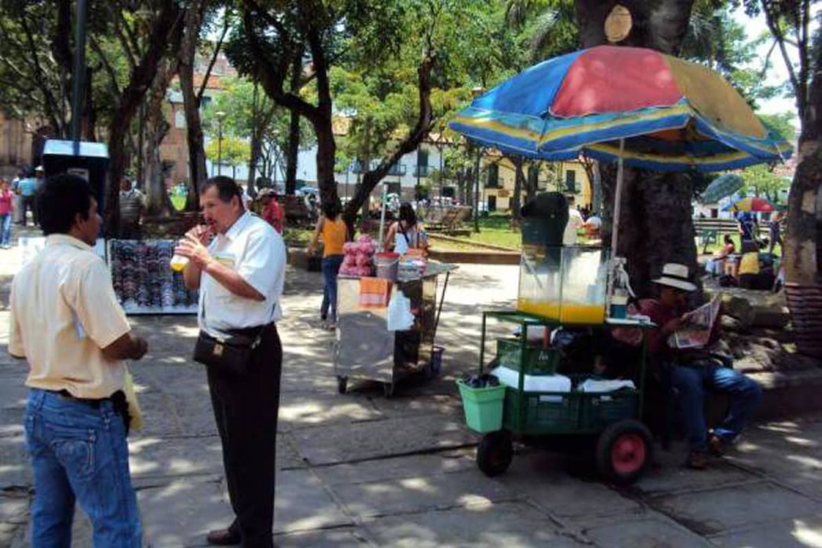 El parque la Libertad y la zona céntrica de la ciudad son los lugares en los que más se concentran algunos de los vendedores ambulantes ilegales. (Foto: Óscar Carrascal Torrado/VANGUARDIA LIBERAL)