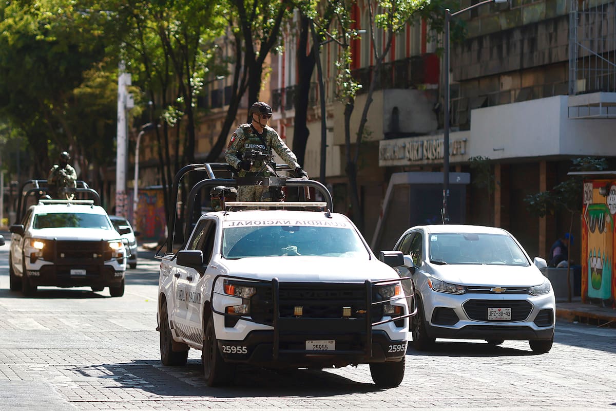 MEX5208. GUADALAJARA (MÉXICO), 23/02/2026.- Integrantes de la Guardia Nacional patrullan este lunes, en Guadalajara (México). Guadalajara amaneció con una aparente calma, con casi todos los negocios cerrados y la suspensión de las clases de educación, un día después de la ola de violencia desatada con bloqueos e incendios tras la muerte en un operativo militar del capo Nemesio Oseguera Cervantes, alias El Mencho, líder del Cártel Jalisco Nueva Generación (CJNG). EFE/ Francisco Guasco