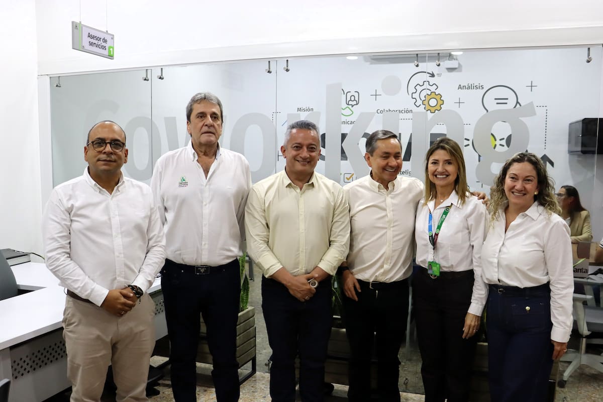 Jhon Velásquez Ariza, jefe de Relaciones Corporativos de Comfenalco Santander; Luis Hernán Cortés Niño, director Administrativo de Comfenalco Santander; Ángel Antonio Acevedo Martínez, alcalde de El Socorro; Alonso Castillo Ortiz, integrante del Concejo Directivo de Comfenalco Santander; Claudia Patricia García, jefe de Mercadeo Corporativo de Comfenalco Santander; Luz Magdeline Velasco, Jefe de Recreación y Deportes de Comfenalco Santander. - Comfenalco Santander /VANGUARDIA