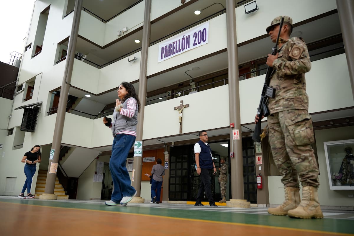 AME9326. LIMA (PERÚ), 07/06/2026.- Personas llegan a un punto de votación este domingo, durante la segunda vuelta de las elecciones presidenciales, en Lima (Perú). A las urnas están convocados más de 27,3 millones de peruanos, en una larga jornada que comenzó en el territorio nacional a las 7.00 hora local (12.00 GMT) y que se prolongará durante diez horas, hasta las 17.00 (22.00 GMT), momento en el que se cerrará la votación para dar paso a un escrutinio que previsiblemente se extenderá por varios días. EFE/ John Reyes