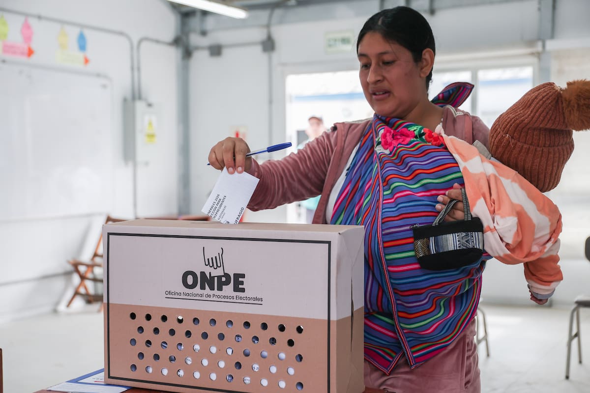 AME9326. LIMA (PERÚ), 07/06/2026.- Una mujer deposita su voto en una urna este domingo, durante la segunda vuelta de las elecciones presidenciales, en Lima (Perú). EFE/ Aldair Mejia