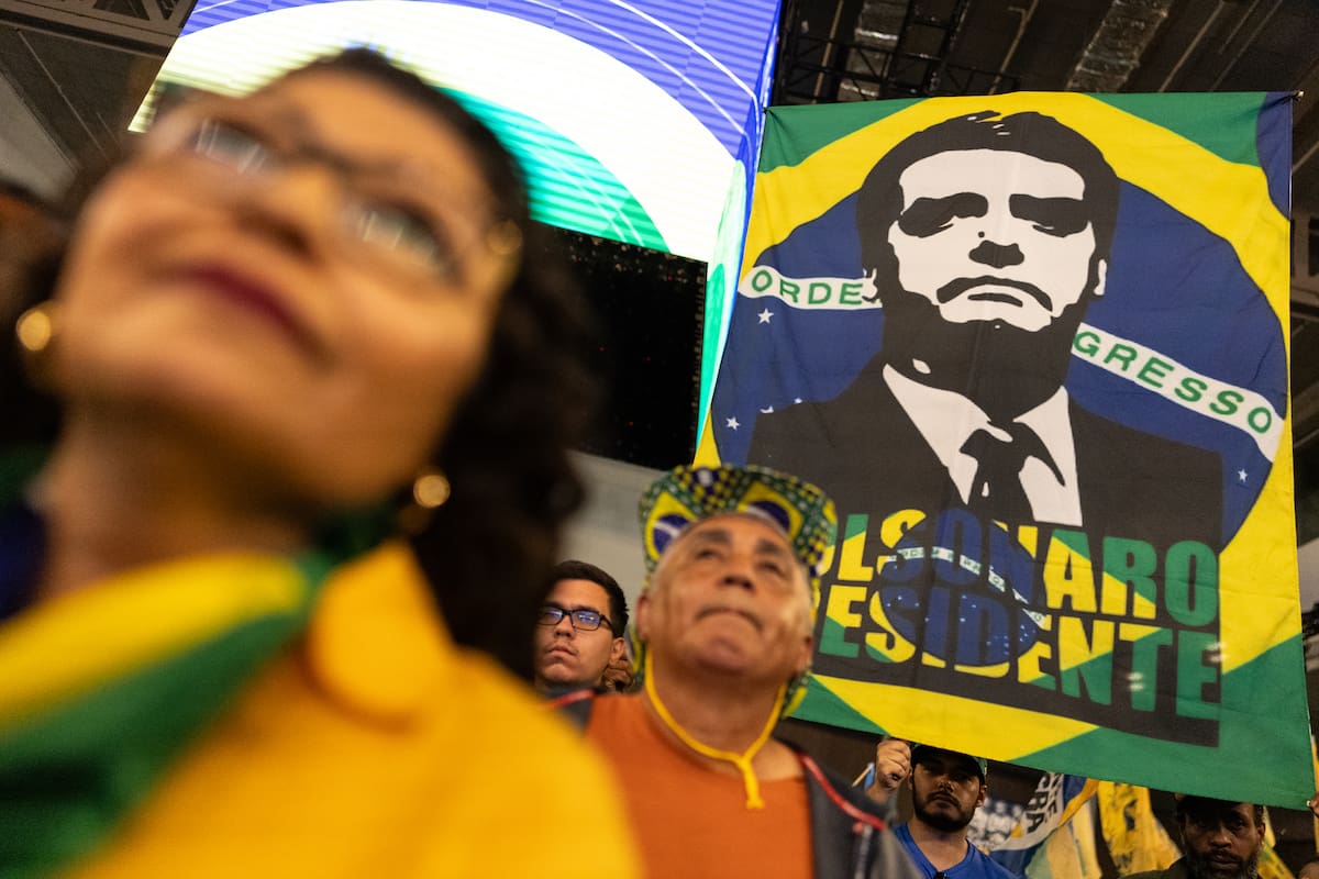 AME2727. SAO PAULO (BRASIL), 25/07/2026.- Personas sostienen banderas durante la convención nacional del Partido Liberal de Brasil (PL) este sábado, en São Paulo (Brasil). El PL que lidera el expresidente Jair Bolsonaro, dio inicio a la convención para proclamar a su hijo mayor, Flávio Bolsonaro, como candidato presidencial para las elecciones del próximo octubre. EFE/ Isaac Fontana