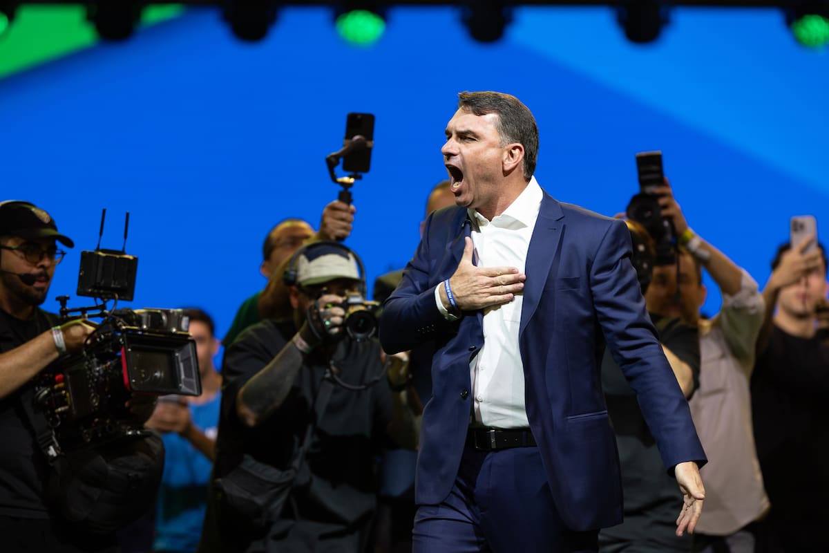 AME2729. SAO PAULO (BRASIL), 25/07/2026.- El senador de Brasil Flávio Bolsonaro (d) reacciona en la convención nacional del Partido Liberal de Brasil (PL) este sábado, en São Paulo (Brasil). El PL que lidera el expresidente Jair Bolsonaro, dio inicio a la convención para proclamar a su hijo mayor, Flávio, como candidato presidencial para las elecciones del próximo octubre. EFE/ Isaac Fontana