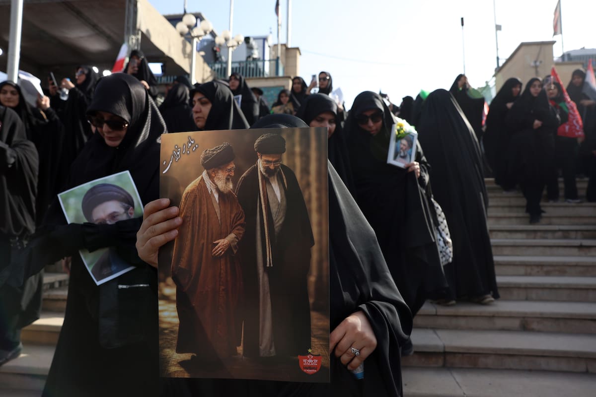 FOTODELDIA TEHERÁN (IRÁN), 04/07/2026.- Mujeres iraníes guardan luto y rinden homenaje al fallecido líder supremo iraní, el ayatolá Alí Jameneí, durante una ceremonia de despedida previa a su funeral en la gran mezquita de Mosallah en Teherán, Irán, el 4 de julio de 2026. Irán celebrará un funeral de Estado de varios días, del 4 al 9 de julio de 2026, en honor al líder supremo iraní asesinado el 28 de febrero. (Teherán) EFE/ABEDIN TAHERKENAREH
RESTRICCIONES: Prohibido el acceso a medios de comunicación israelíes/canales de televisión en persa fuera de Irán/Prohibido el acceso a BBC Persian/VOA Persian/Manoto TV/Televisión Internacional de Irán. (Según lo dispuesto por la Dirección General de Medios de Comunicación Extranjeros de Irán) --