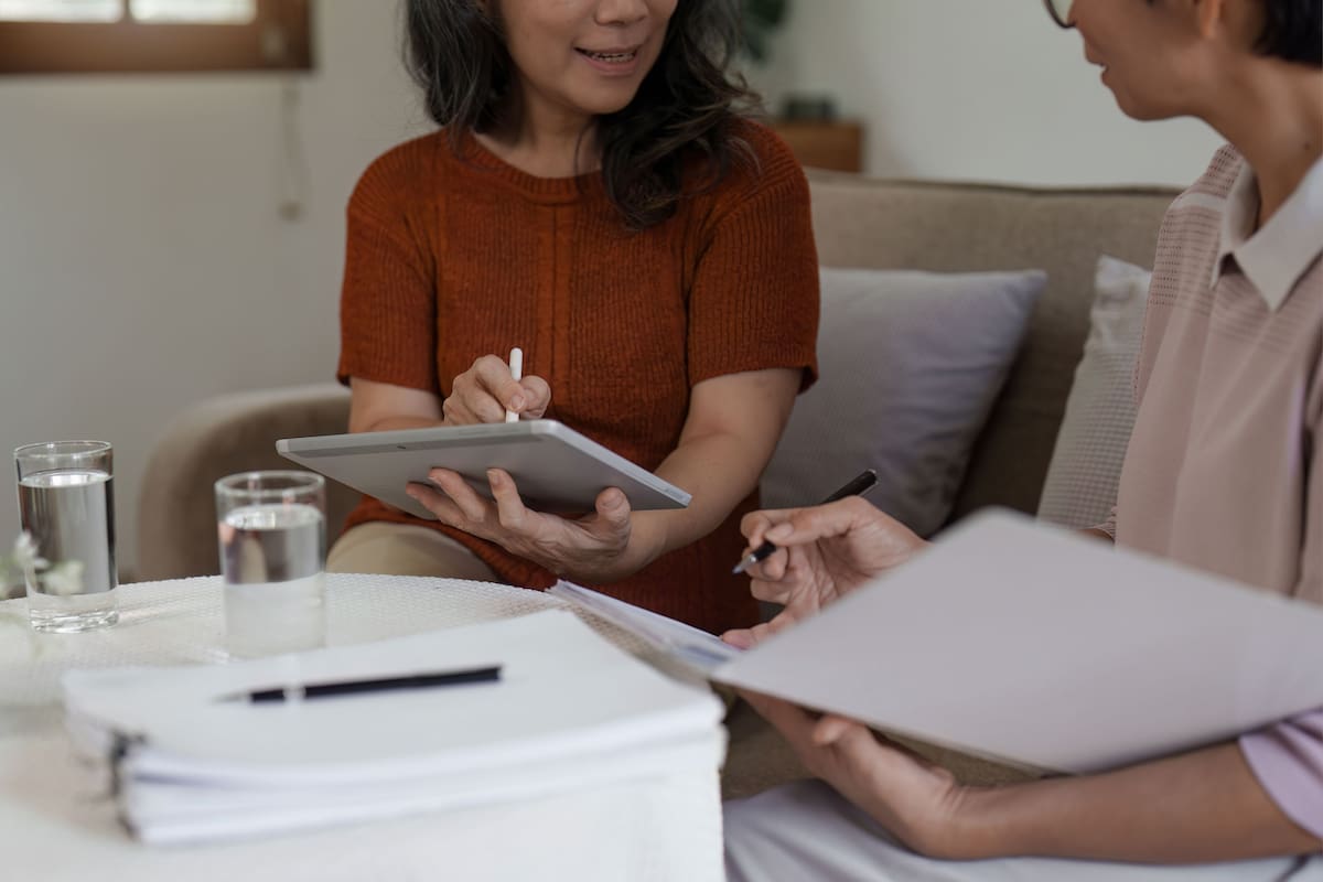 Cómo blindar su emprendimiento y educación con las nuevas tendencias de seguros en 2026. | Foto: Vanguardia / Canva.