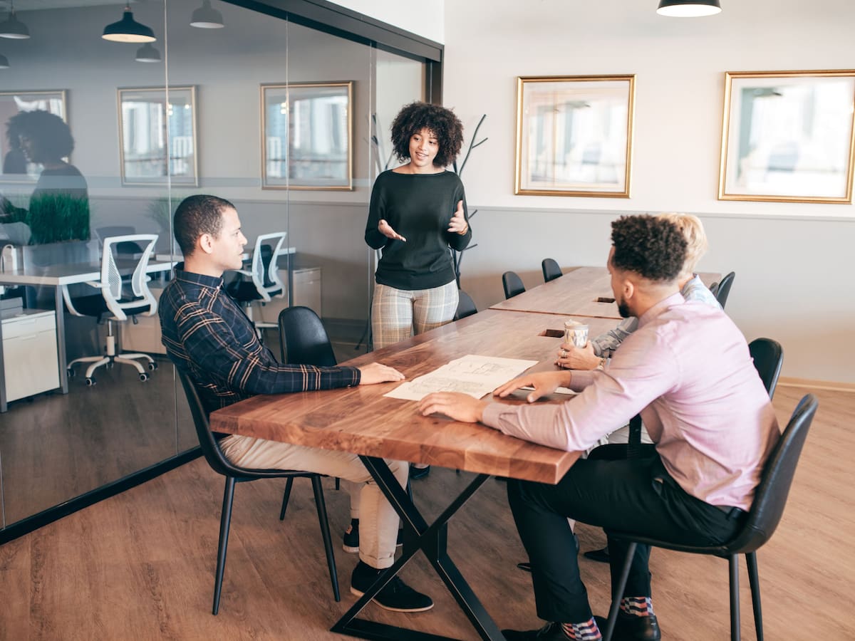 Cómo blindar su emprendimiento y educación con las nuevas tendencias de seguros en 2026. | Foto: Vanguardia / Canva.