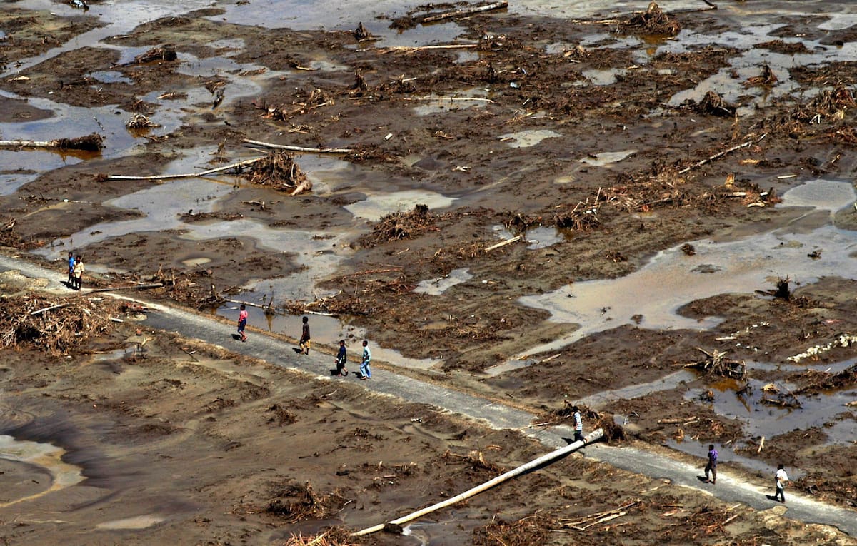Supervivientes del terremoto y tsunami que golpeó la región del océano Índico el 26 de diciembre caminan por un camino remoto al sur de Banda Aceh (Indonesia) el 6 de enero de 2005 (republicada el 23 de diciembre de 2024). Diciembre de 2024 marca el 20 aniversario del tsunami del Océano Índico de 2004, desencadenado por un terremoto de magnitud 9.2 en el Océano Índico, frente a la costa oeste del norte de Sumatra, Indonesia. El tsunami, uno de los desastres naturales más mortales de la historia reciente, devastó áreas a lo largo de las regiones costeras del océano Índico. EFE/EPA/ANDY RAIN ATENCIÓN: Para el texto completo del ENSAYO FOCUS, por favor dirígete a: https://epaimages.com/misc.pp?código=sección-enfoque ATENCIÓN: Para el texto completo del ENSAYO ENFOQUE, por favor visita: https://epaimages.com/misc.pp?código=sección-foco *** Leyenda Local *** 00341632