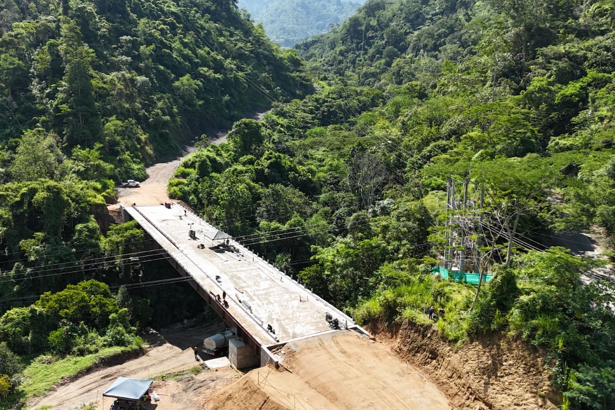 Esta imagen es del puente La Calera, de 65 metros de longitud, uno de los tres pasos elevados que se levantaron. Según Vías de La Cigarra, ya se culminó el vaciado de los tres puentes. (Foto: Marco Valencia / VANGUARDIA)