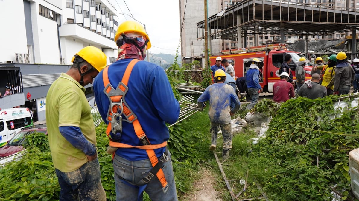 Compañeros de obra y Bomberos Floridablanca ayudan en la evacuación de los trabajadores tras el colapso.