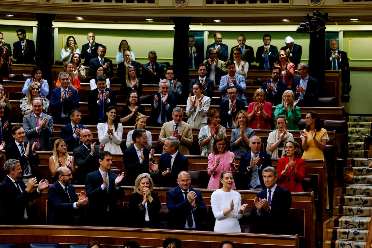 MADRID, 24/06/2026.- El presidente del PP, Alberto Núñez Feijóo recibe el aplauso de la bancada popular tras su réplica a la comparecencia del jefe del Ejecutivo para dar explicaciones de los casos judiciales que afectan a su entorno político este miércoles en el Congreso de los Diputados en Madrid. EFE/J.J.Guillén