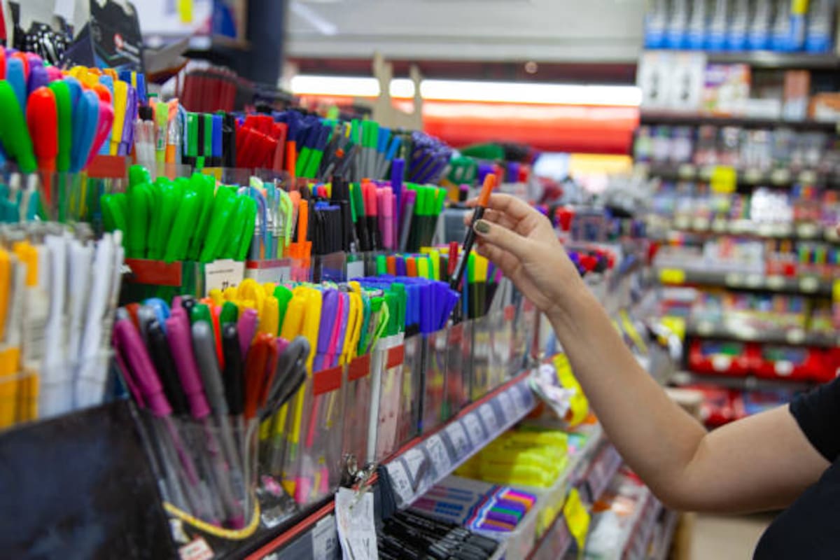 Útiles escolares suben hasta 20 % y preocupan a los padres en Colombia.