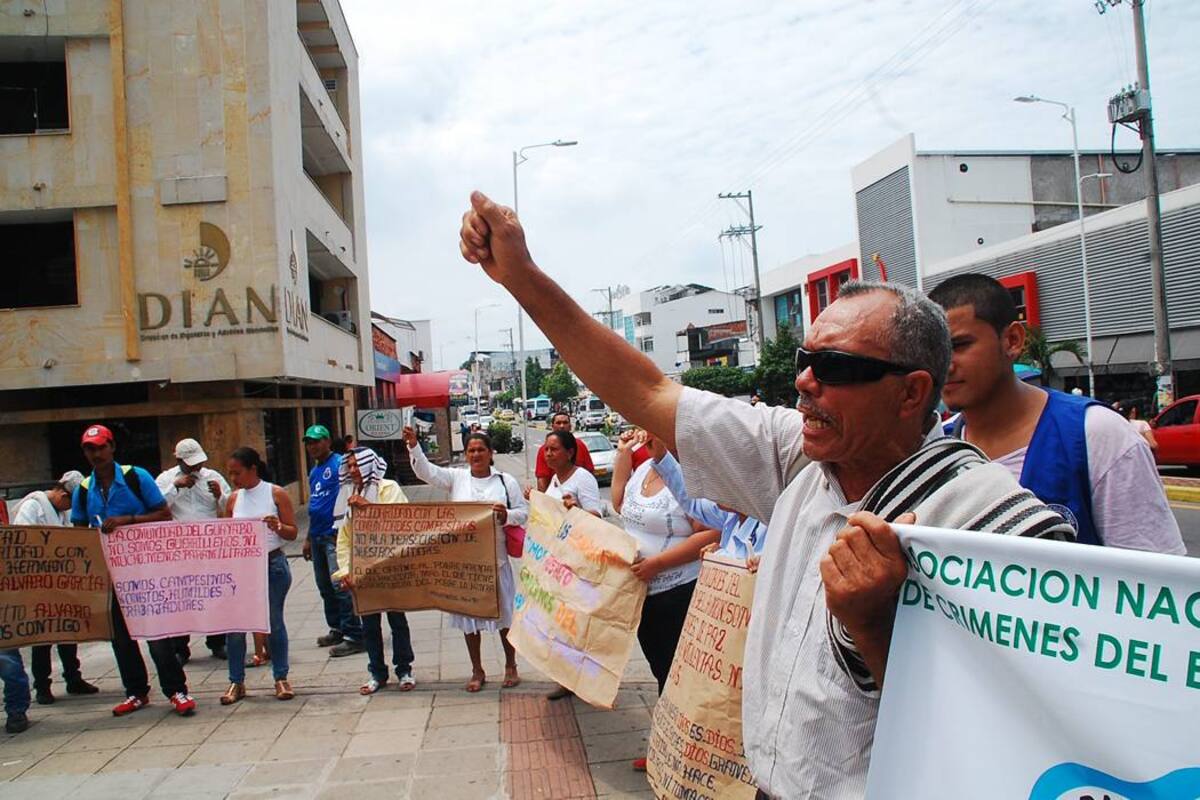 Cerca de 50 personas se agolparon a las afueras del Palacio de Justicia para exigir la liberación de Álvaro García y la persecución existente hacia otros tres líderes campesinos. (Foto: Edgar Pernett/ VANGUARDIA LIBERAL )
