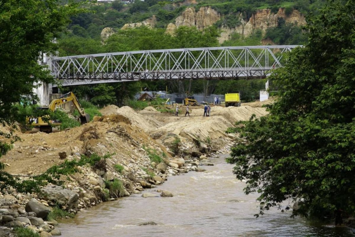 Líderes comunales y ambientales realizaron una brigada de limpieza en el Río de Oro. Extrajeron del afluente diferentes elementos como muebles, inodoros, plásticos y escombros. (Foto: Archivo/ VANGUARDIA LIBERAL)