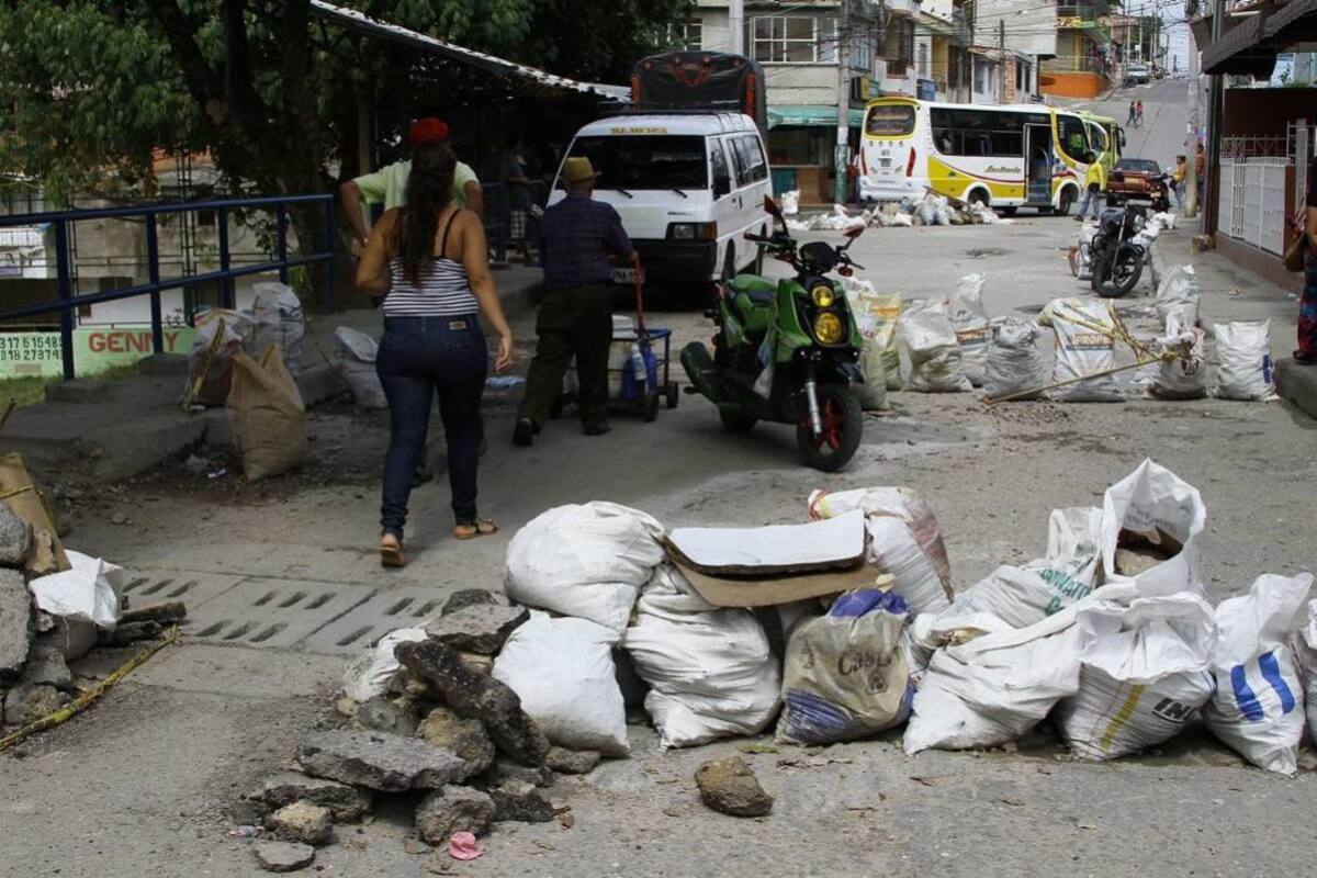 Esta es la calle 38 con carrera 12 del barrio Los Alares en donde la misma comunidad está tapando los huecos. (Foto: César Flórez / VANGUARDIA LIBERAL)