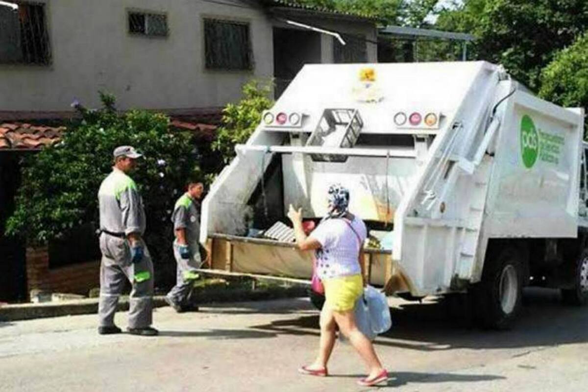 Un dilema viven los operarios de recolección de la Triple 'A', pues algunas personas solicitan el uso de la bocina para alertarlos y sacar la basura, mientras otros piden que se omita para evitar la contaminación auditiva. (Foto: Suministrada / VANGUARDIA LIBERAL)