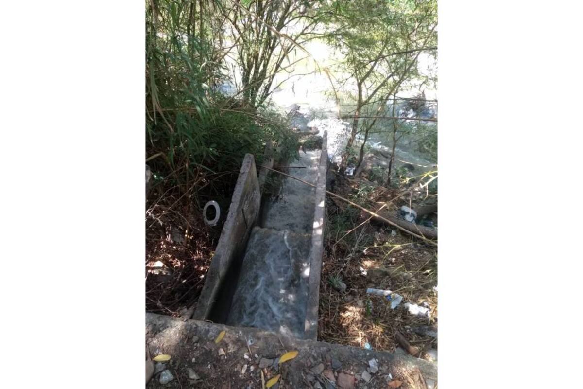 Las aguas negras llegan al río Fonce por los aliviaderos que fueron construidos para aguas lluvias en 2008. (Foto: Ana Rojas / VANGUARDIA LIBERAL)