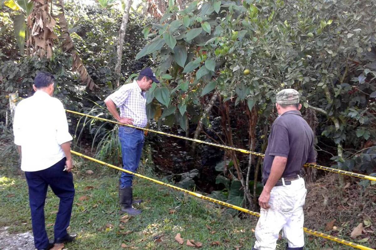 Detrás de la cuerda comienza un recorrido de 50 metros entre cafetales hacia el lugar donde presuntamente comienza el vertimiento de aguas residuales que ha generado socavones. (Foto: Andrés Ricardo Carvajal Castro/VANGUARDIA LIBERAL)