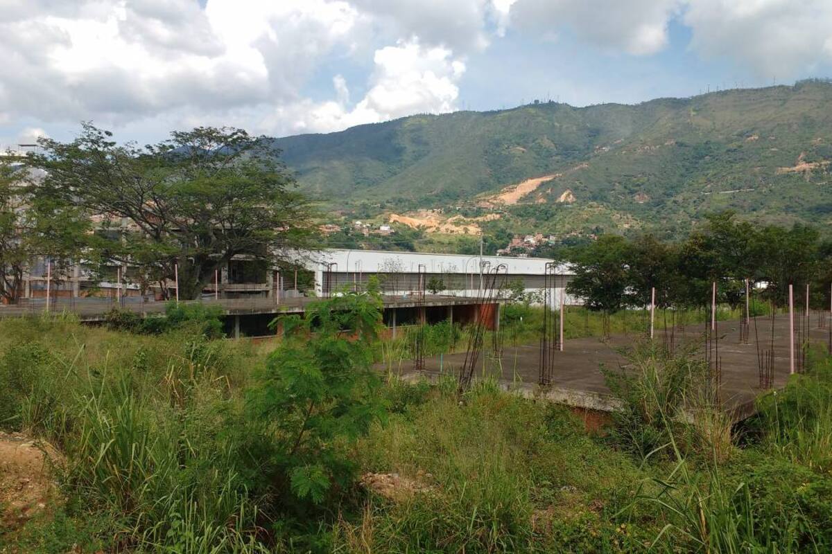 La maleza se apoderó de la planta física de la que será la sede principal del Colegio Facundo Navas Mantilla, que se construye en el barrio La Esmeralda. (Foto: Ángela Castro Ariza / VANGUARDIA LIBERAL)
