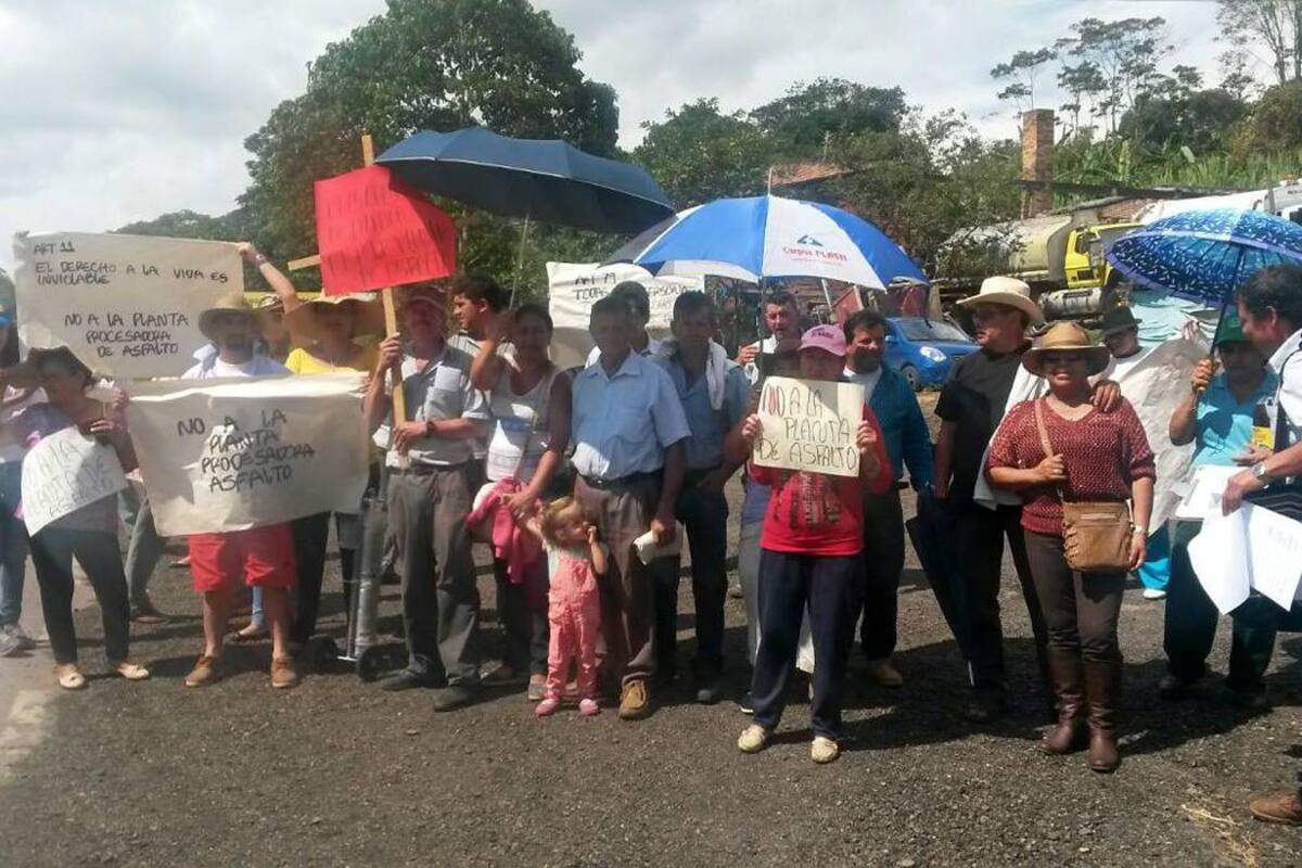 Con pancartas, las comunidades de la vereda Cristales protestan por la construcción de una Planta de Producción de Concreto Hidráulico por parte de Convicol SAS. (Foto: Suministrada/VANGUARDIA LIBERAL )
