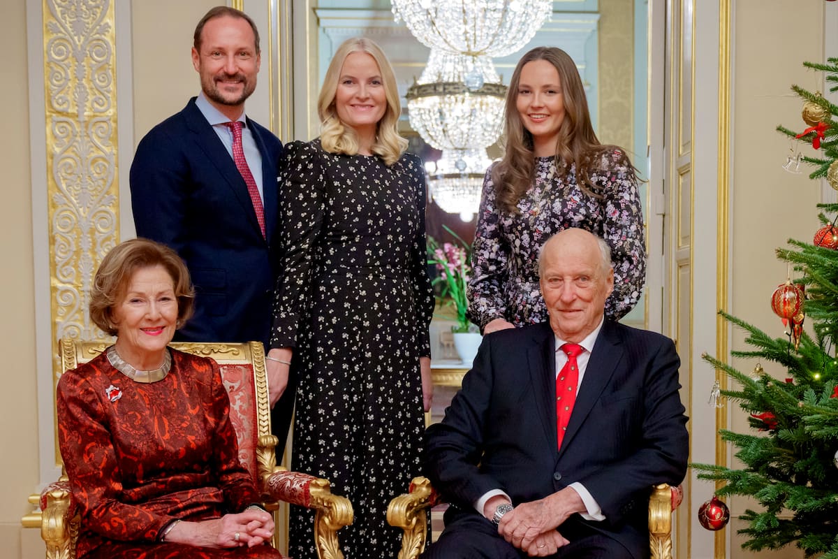 Miembros de la familia real noruega, el Príncipe Heredero Haakon, la Princesa Heredera Mette-Marit y la Princesa Ingrid Alexandra, posan con el Rey Harald y la Reina Sonja durante la sesión anual de fotos de Navidad en el Palacio Real de Oslo, Noruega, el 19 de diciembre de 2024 (reemitido el 28 de agosto de 2026). El Rey Harald V falleció en el Hospital Universitario de Oslo a la edad de 89 años, según un comunicado oficial emitido por la Casa Real de Noruega el 28 de agosto de 2026. (Noruega) EFE/EPA/STIAN LYSBERG SOLUM NORWAY OUT
