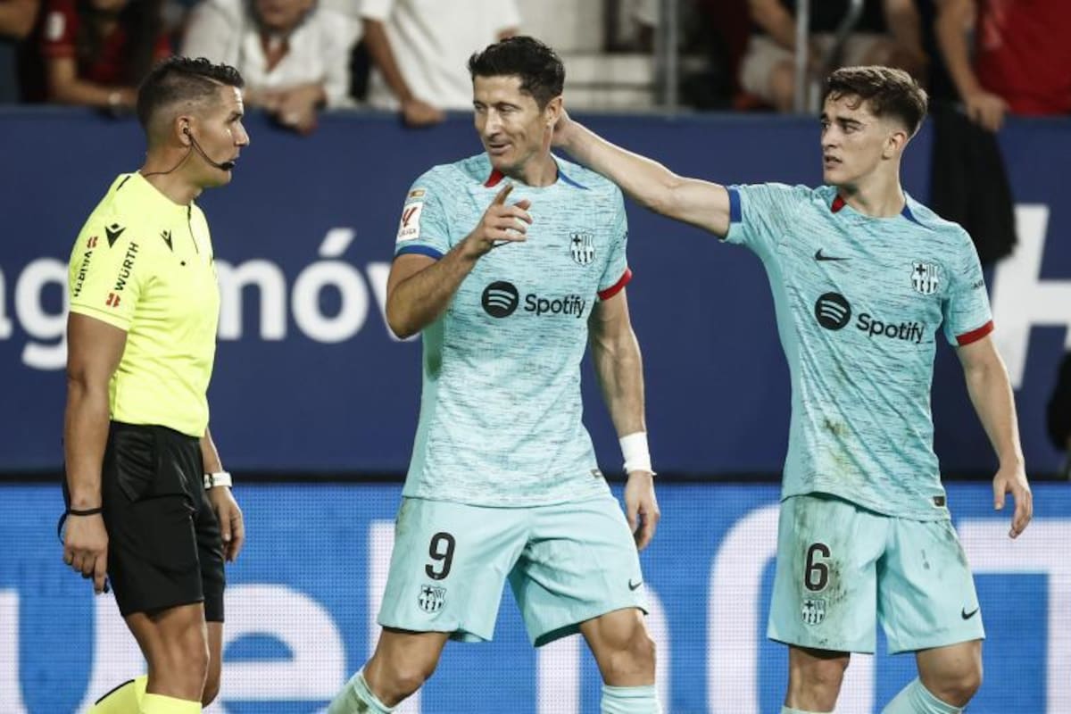 Con un polémico penalti, Robert Lewandowski rescata a un deslucido Barcelona.