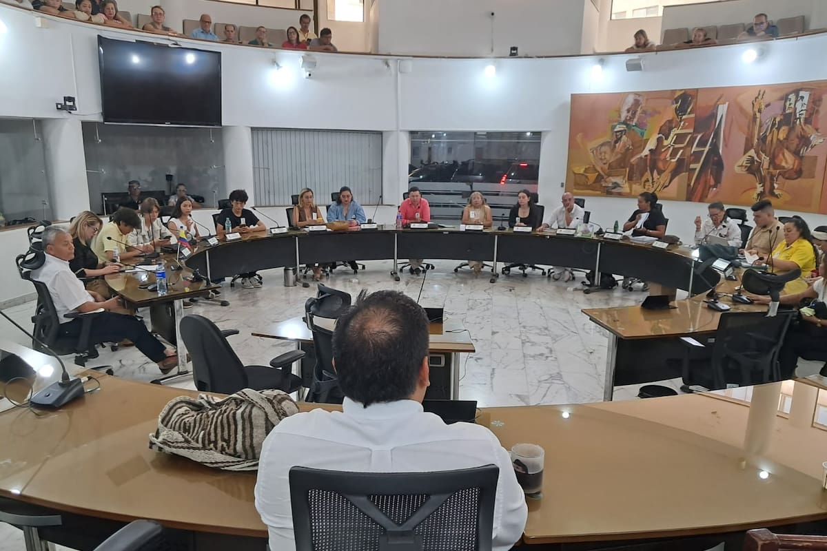 En una mesa de diálogo, presidida por el corporado Jorge Édgar Flórez Herrera, la comunidad educativa del colegio Salesiano se ‘desahogó’ y denunció supuestas acciones de la rectoría en contra de estudiantes, docentes, egresados, padres de familia y empleados del plantel. (Foto: Euclides Kilô Ardila / VANGUARDIA)