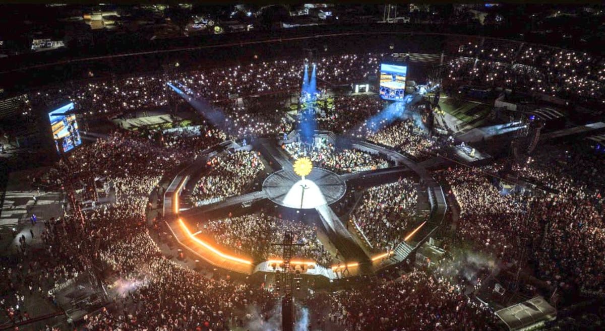 Tras el imponente despliegue visual hay un equipo de más de 120 ingenieros y técnicos internacionales que trabajan durante 48 horas seguidas para transformar la gramilla del Américo Montanini. Imagen tomada de: Redes Sociales.