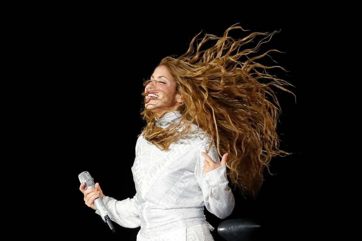 La colombiana Shakira canta durante un concierto de su gira "Las Mujeres Ya No Lloran World Tour" este sábado, en el estadio nacional Jorge Mágico González, en San Salvador (El Salvador). EFE/ Rodrigo Sura