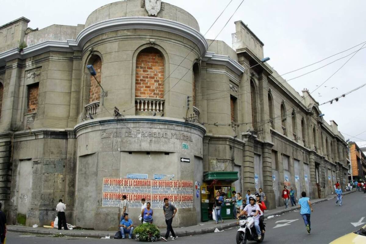 La antigua Plaza San Mateo es una de las edificaciones de Bucaramanga más representativas de la época republicana. Actualmente tiene su fachada totalmente deteriorada. (Foto: Archivo / VANGUARDIA LIBERAL)